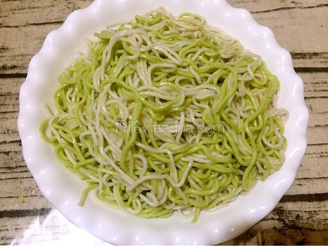 把面条放入盆中，加入适量油拌匀备用
