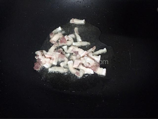 锅中倒入适量油烧热后放入五花肉翻炒至变色