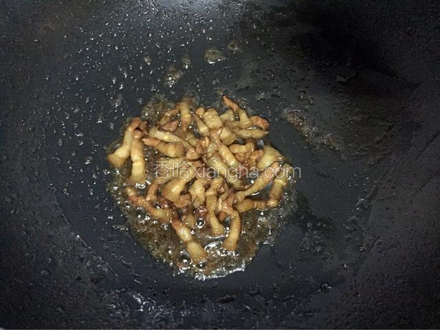 炖煮至肉熟汤汁浓稠时转大火收汁后盛出备用