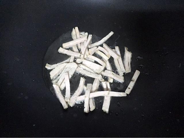 锅洗净后倒入适量油烧热后放入肉卷翻炒至变色