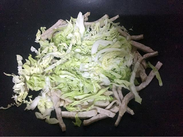 加入卷心菜翻炒至断生