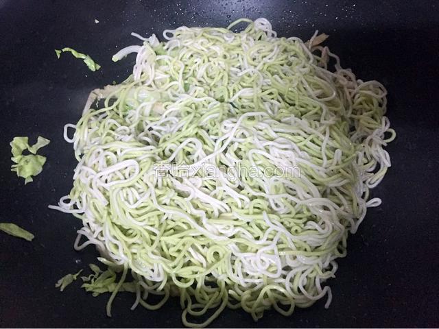 放入面条翻炒均匀