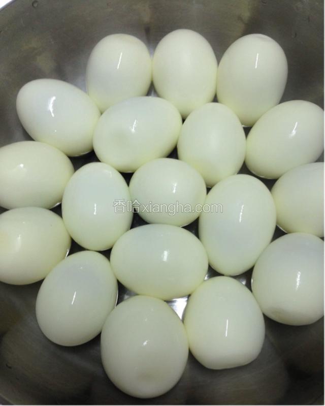 煮熟去壳。