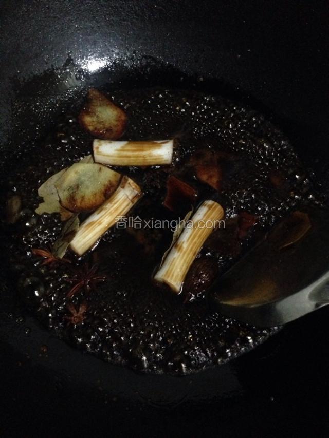 冰糖全部融化后加入事先准备的配料一起翻炒，加入少许盐，老抽，生抽，和一点啤酒(多余的啤酒一会用)。