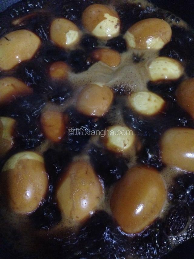 加入剩下的啤酒，大火煮开，转小火炖10分钟。
