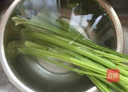 牛肉香菇炒芹菜的做法图解1