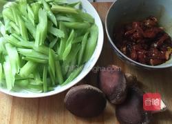 牛肉香菇炒芹菜的做法图解5
