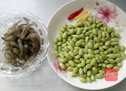 毛豆米烧虾的做法图解2