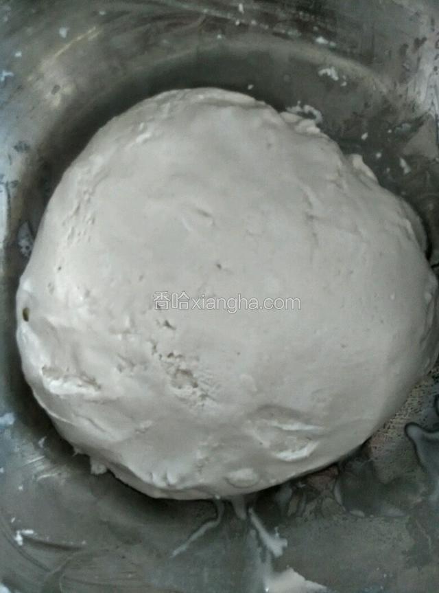 糯米粉加清水和成面团备用