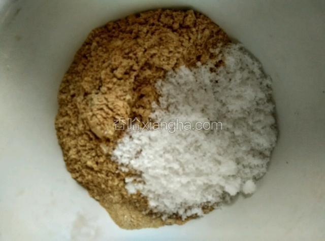 熟黄豆面加30克糖搅拌均匀