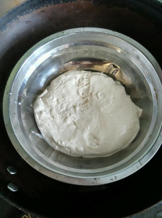 蒸锅上放一盆，盆内四周和底均匀涂上5克油，放上糯米面团，大火烧开后，中火蒸20分钟。