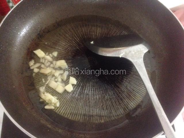 起锅把煎豆腐剩下的油煸香蒜末。