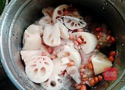 胡萝卜莲藕煲猪骨的做法图解3