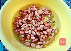 胡萝卜莲藕煲猪骨的做法图解2