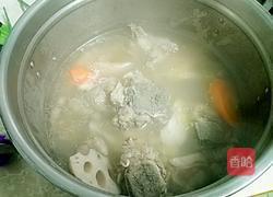 胡萝卜莲藕煲猪骨的做法图解6