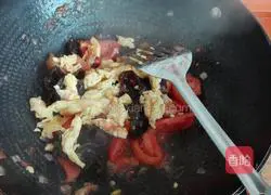 Illustration of how to make scrambled eggs with tomatoes and fungus 13