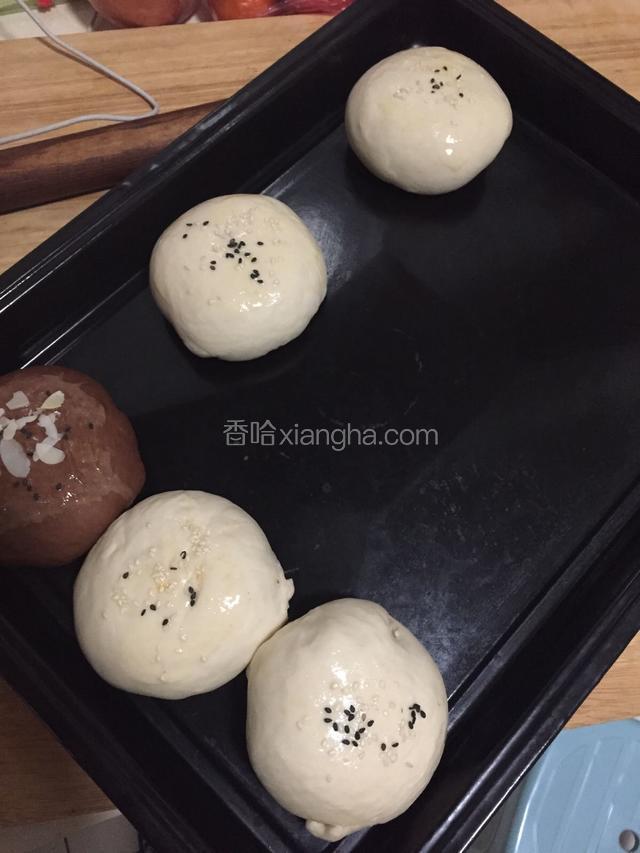 撒上黑白芝麻，可可面团撒上杏仁片。