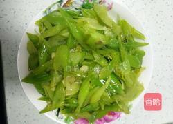 蒜香尖椒炒西芹的做法图解7