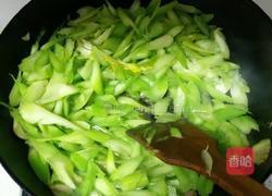 蒜香尖椒炒西芹的做法图解1