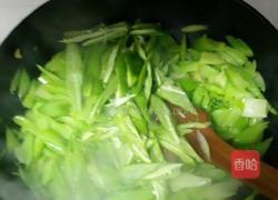 蒜香尖椒炒西芹的做法图解4