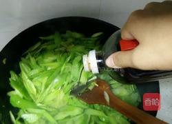 蒜香尖椒炒西芹的做法图解5
