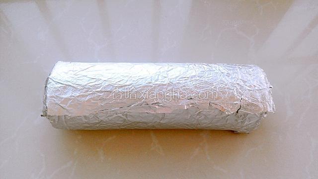 把卷好的蛋糕卷用锡纸包好，放入冰箱冷藏至少一小时以上。