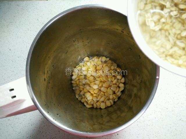 豆浆机里倒入玉米粒、燕麦片(连泡的水一起倒入)。