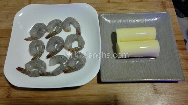 虾去头剥壳尾部留一节，挑去虾线。玉子豆腐去两头取出备用