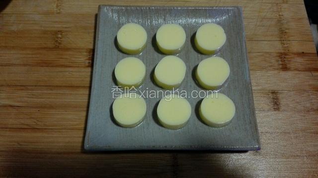 将玉子豆腐切成厚1厘米的小片，9个摆入盘中