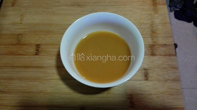 将盘内的汤汁倒入碗中，加少许盐，生抽，鸡精和淀粉搅匀