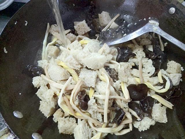 加适量的清水。水量以到锅中食材一半即可。