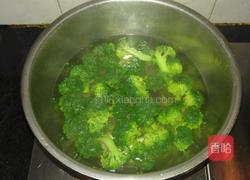 西兰花炒五丁的做法图解2