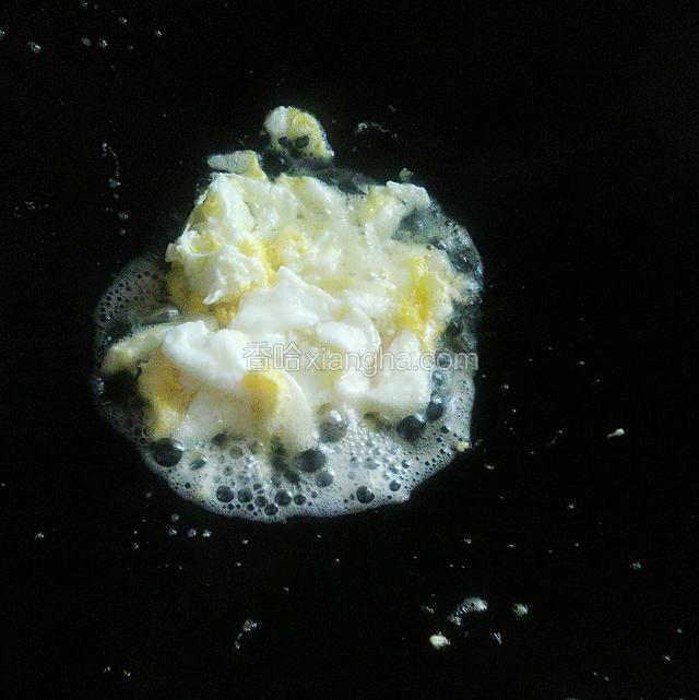 锅里下油中火加热至油冒烟，下鸡蛋炒熟