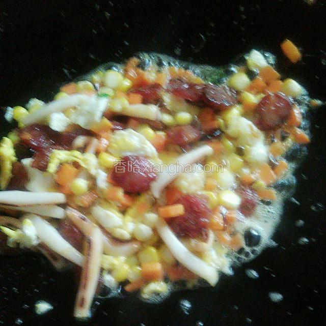 所有食材混合在一起，下适量盐和鸡精翻炒均匀