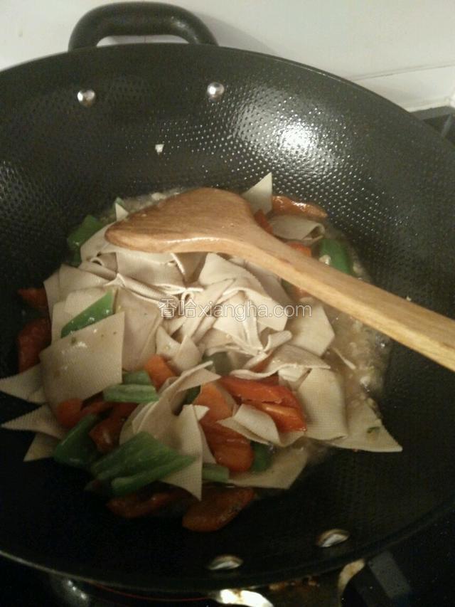 放入豆腐皮和青红椒，翻炒