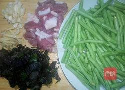 紫苏豆角炒肉片的做法图解1