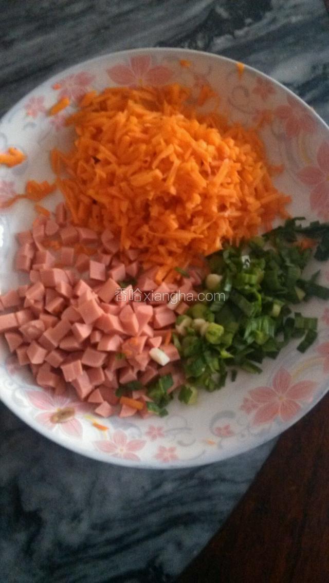 火腿肠切小丁  胡萝卜刨丝切小丁  蒜苗切成未备用