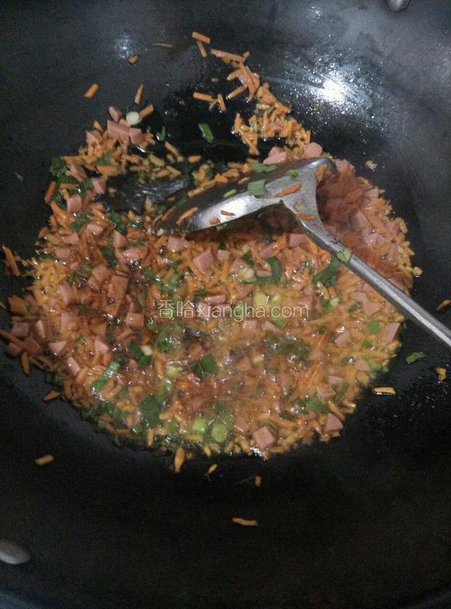 加入生抽和蒜未炒匀  下盐和味精调味