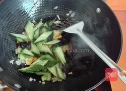 木耳鸡蛋炒黄瓜的做法图解5