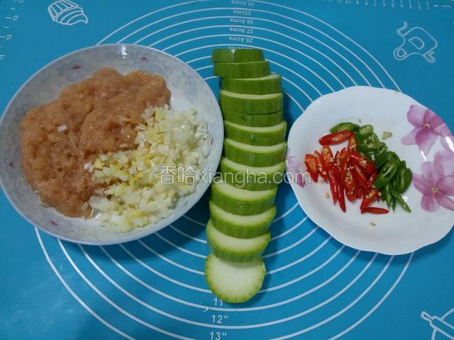 鸡肉剁成泥，葱，姜切碎，西胡芦去头掉两头切成1厘米厚的片状，青，红椒切片