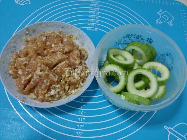 全部处理好，鸡肉泥放适量盐，料酒和淀粉拌匀腌制片刻