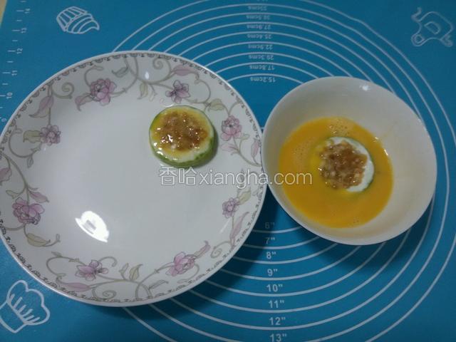 填好的西胡芦放入鸡蛋液中沾匀