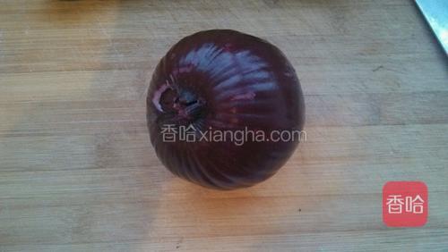 洋葱扒去外皮洗净