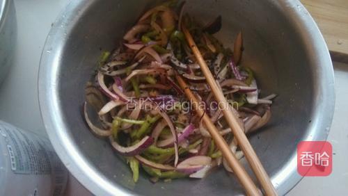最后撒入熟黑芝麻，颠翻均匀。
