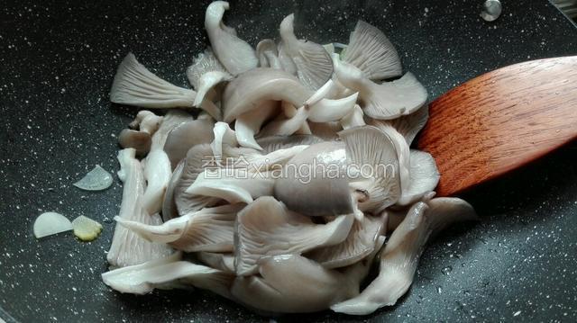 爆香姜葱蒜后，倒入平菇，进行翻炒。