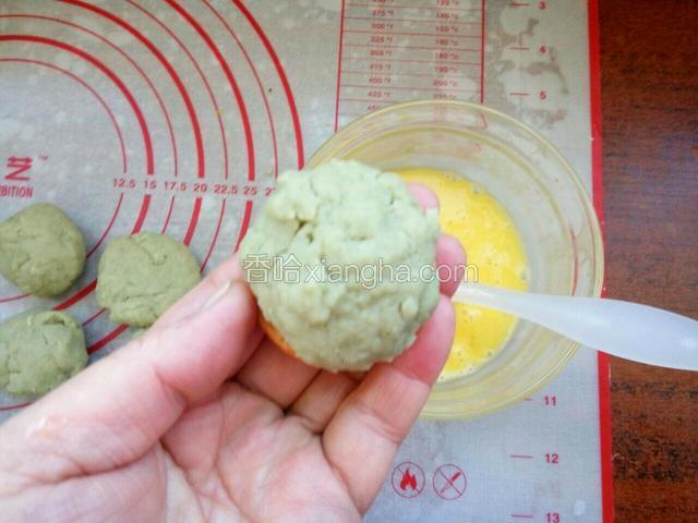 放上一个绿豆沙小挤子