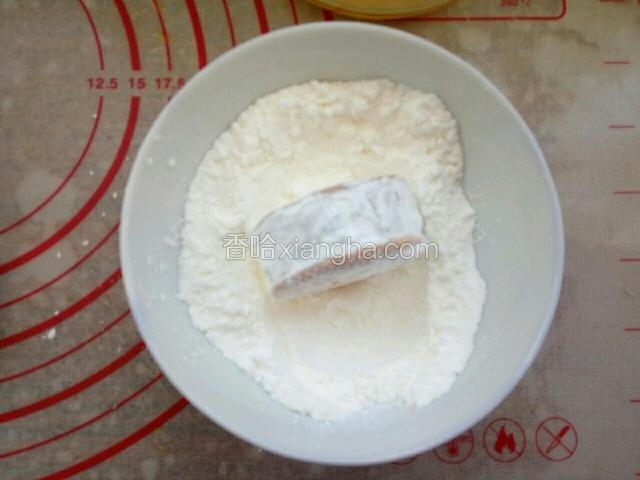 然后分个沾均玉米淀粉