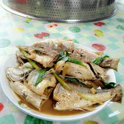 蒜苗焖鱼的做法[图]