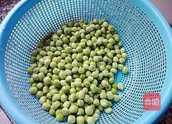 碗豆鸡肉饭的做法图解1