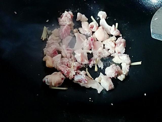 锅预热，放入适量花生油，油温七成热时到入鸡肉炒至变色